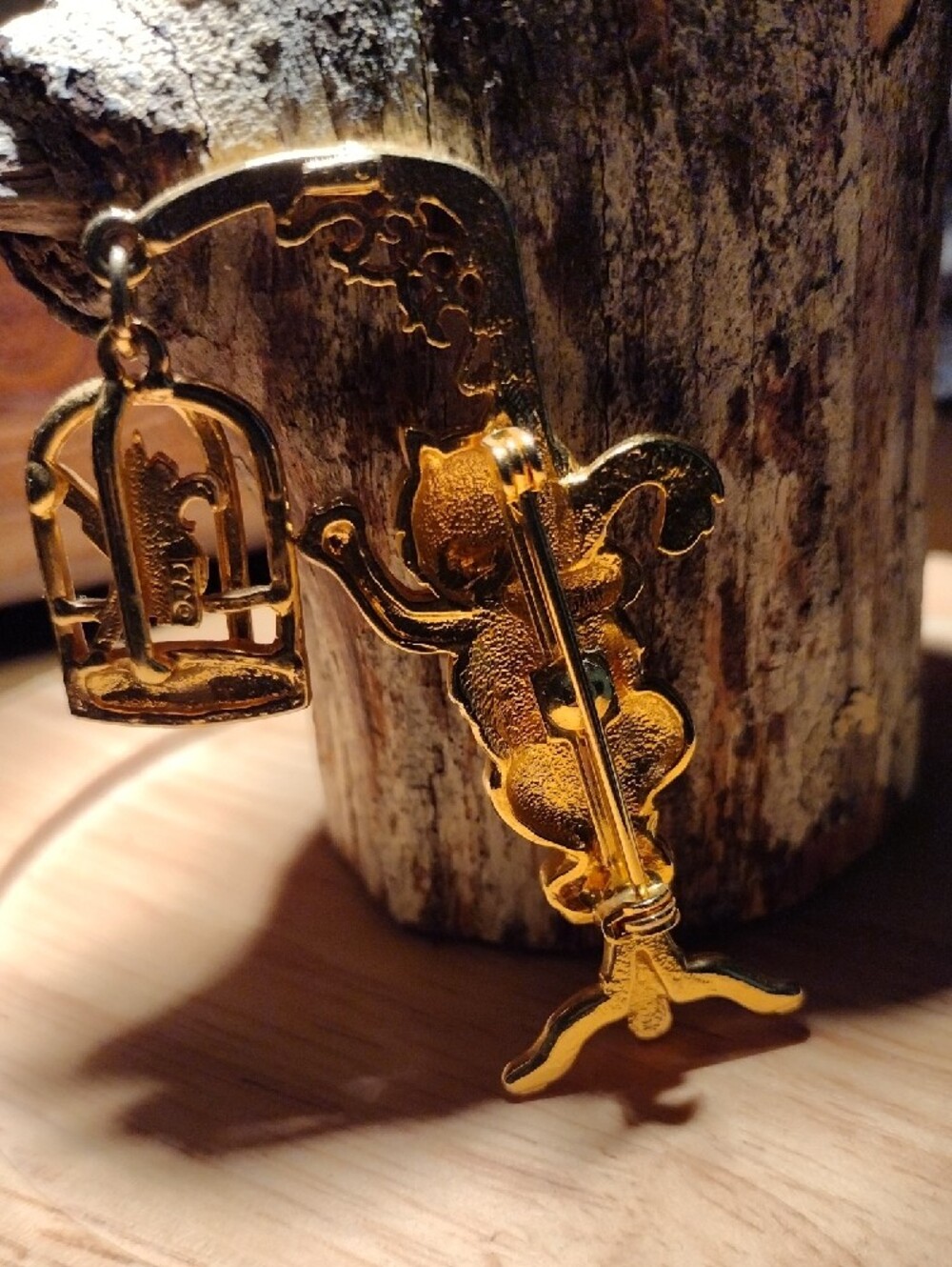 Gold-tone Cat & Birdcage Brooch - Elegant Animal Pin - Picture 4 of 7